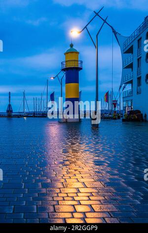 Alter Leuchtturm in Gelb und Blau in Eckernförde, Schleswig-Holstein, Deutschland, Europa Stockfoto