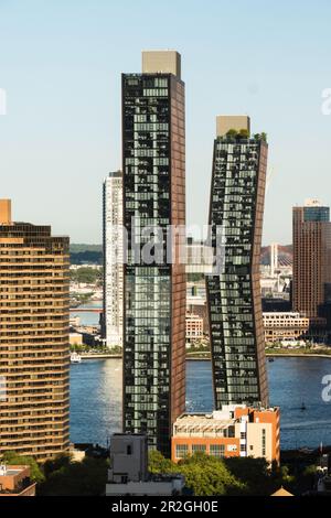 Das American Copper Building befindet sich unter den Wohnhäusern und anderen Wolkenkratzern auf der Ostseite von Manhattan, 2023, New York City, USA Stockfoto