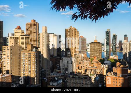 Das American Copper Building befindet sich unter den Wohnhäusern und anderen Wolkenkratzern auf der Ostseite von Manhattan, 2023, New York City, USA Stockfoto