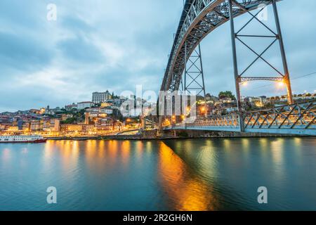 Dom Luís I Halbholzbrücke über den Fluss Douro und die historische Altstadt bei Nacht in Porto, Portugal Stockfoto