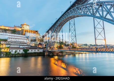 Ponte Luís i Truss Brücke und Mosteiro da Serra do Pilar Kloster bei Nacht in Porto, Portugal Stockfoto