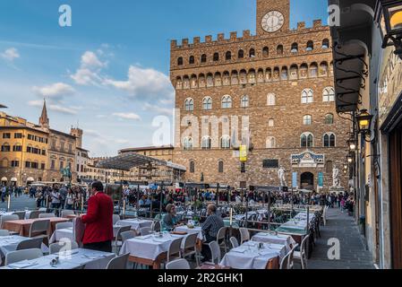 Leute in einem Restaurant vor dem Palazzo Vecchio Rathaus, Piazza della Signoria, Florenz, Toskana, Italien, Europa Stockfoto