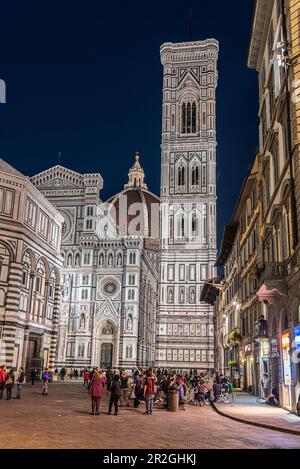 Menschen am Abend vor dem Baptisterium und der Fassade des Doms, der Kathedrale Santa Maria del Fiore, Florenz, der Toskana, Italien Stockfoto