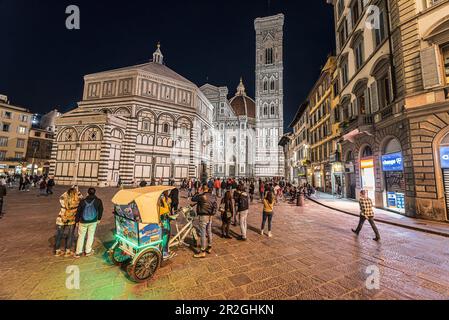 Rikscha, Leute am Abend vor dem Baptisterium und der Fassade des Doms, der Kathedrale Santa Maria del Fiore, Florenz, Toskana, Italien Stockfoto