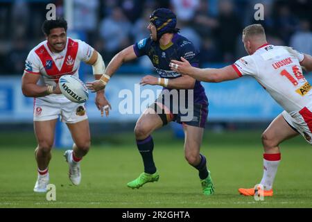 Halifax, Großbritannien. 19. Mai 2023. Louis Joufrett aus Halifax lädt den Ball *** während des Spiels zwischen Halifax Panthers und St. Helens im Shay Stadium, Halifax, Großbritannien, am 19. Mai 2023. Foto von Simon Hall. Nur redaktionelle Verwendung, Lizenz für kommerzielle Verwendung erforderlich. Keine Verwendung bei Wetten, Spielen oder Veröffentlichungen von Clubs/Ligen/Spielern. Kredit: UK Sports Pics Ltd/Alamy Live News Stockfoto