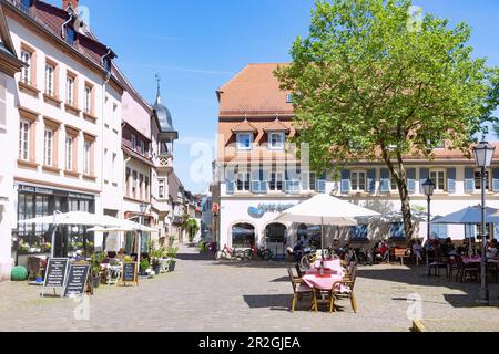 Marktplatz mit Cafés und Blick auf die Marktstraße in Bad Bergzabern, Rheinland-Pfalz Stockfoto
