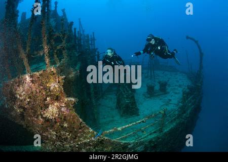 Taucher auf dem Heck des Maldive Victory Wreck, Hulhule, North Male Atoll, Malediven Stockfoto