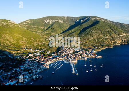 Bucht von Komiza, Insel Vis, Mittelmeer, Kroatien Stockfoto