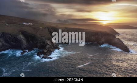 Sonnenaufgang im Mizen Head Visitor Center. Blick vom Meer auf die Klippen. Signalstation. County Cork, Irland. Stockfoto