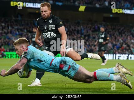 Kyle Steyn von Glasgow Warriors schießt beim ECPR Challenge Cup im Aviva Stadium in Dublin, Irland, den ersten Versuch seiner Seite. Foto: Freitag, 19. Mai 2023. Stockfoto