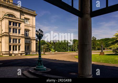 Haupthaus der Villa Hügel und Statue von Friedrich Alfred Krupp im Park Villa Hügel, Essen-Bredeney, NRW, Deutschland Stockfoto
