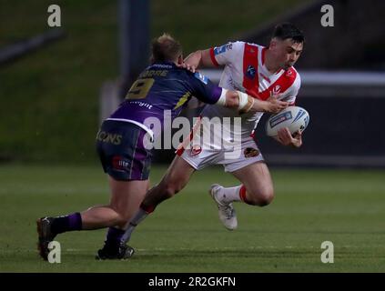 St. Helens' Lewis Dodd (rechts) und Halifax Panthers' Brandon Moore in Aktion während des Spiels des Betfred Challenge Cup im Shay Stadium, Halifax. Foto: Freitag, 19. Mai 2023. Stockfoto