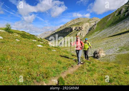 Mann und Frau wandern in der Chambeyron Group, Chambeyron Group, Alp-de-Haute-Provence, Cottische Alps, Frankreich Stockfoto