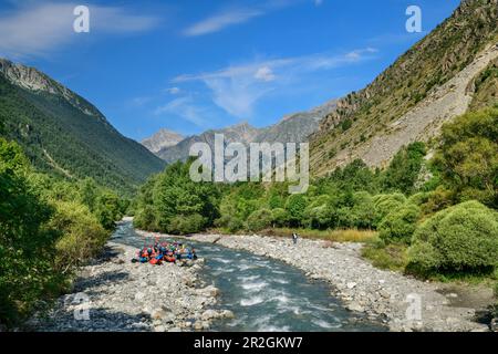 Kajakgruppe auf der Severaisse, La Chapelle-en-Valgaudemar, Valgaudemar, Ecrins National Park, Dauphine, Provence-Hautes Alpes, Frankreich Stockfoto