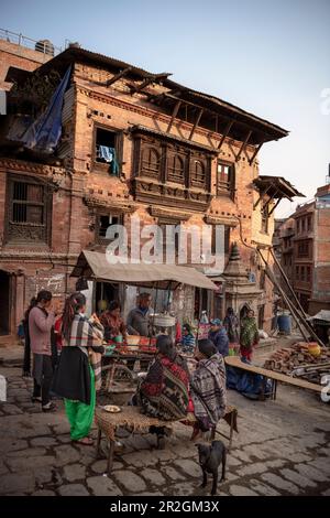 Einheimische vor dem nepalesischen Imbisswagen, Bhaktapur, Lalitpur, Kathmandu-Tal, Nepal, Himalaya, Asien, UNESCO-Weltkulturerbe Stockfoto