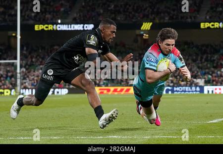 Der Sebastian Cancelliere der Glasgow Warriors schießt den ersten Versuch seiner Seite, trotz des Drucks von Toulons Jiuta Wainiqolo während des ECPR Challenge Cup-Finales im Aviva-Stadion in Dublin, Irland. Foto: Freitag, 19. Mai 2023. Stockfoto