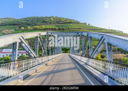 Trussbrücke über den Douro River in Pinaho, Portugal Stockfoto