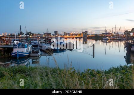 Hausboote in Schellingwouderdijk, Oranjeschleusen, Dämmerung, Amsterdam, Nordholland, Niederlande Stockfoto