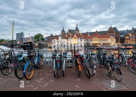Fahrräder, hinter Amsterdam Centraal, Hauptbahnhof, Amsterdam, Nordholland, Niederlande Stockfoto