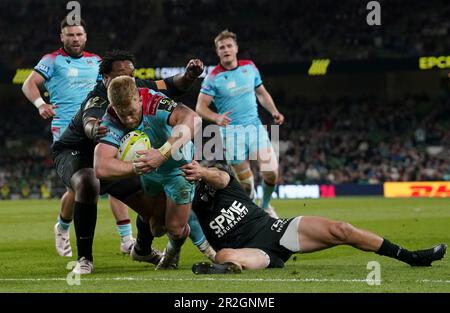 Kyle Steyn von Glasgow Warriors schießt beim ECPR Challenge Cup-Finale im Aviva Stadium in Dublin, Irland, den dritten Versuch seiner Seite. Foto: Freitag, 19. Mai 2023. Stockfoto
