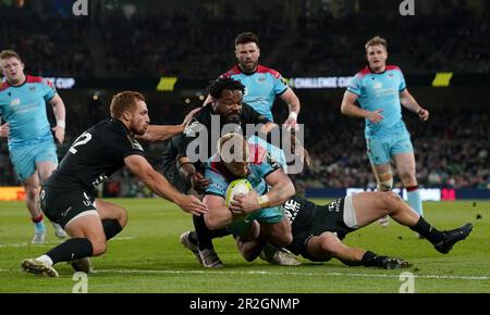 Kyle Steyn von Glasgow Warriors schießt beim ECPR Challenge Cup-Finale im Aviva Stadium in Dublin, Irland, den dritten Versuch seiner Seite. Foto: Freitag, 19. Mai 2023. Stockfoto