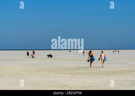 Spaziergänger am weitläufigen Strand im Ording, St. Peter Ording, Nordfriesland, Nordseeküste, Schleswig Holstein, Deutschland, Europa Stockfoto