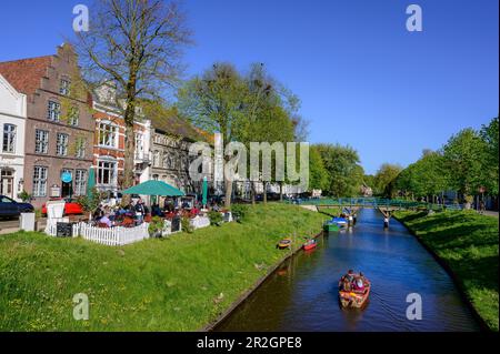 Boote auf einem Kanal, Blick auf die Stadt mit Kanälen, Friedrichstadt, Nordfriesland, Nordseeküste, Schleswig Holstein, Deutschland, Europa Stockfoto