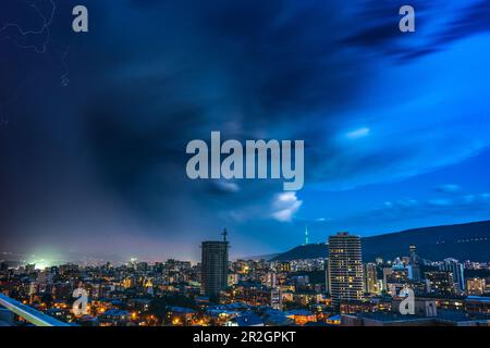 Dramatischer Abendhimmel mit Taschenlampe beim Donner in Tiflis, Georgien Stockfoto