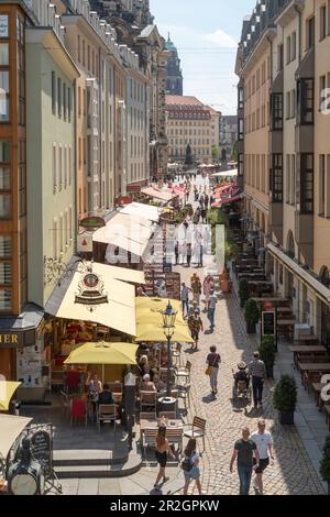 Blick auf die Brühlische Gasse in Richtung Frauenkirche in Dresden an einem sonnigen Tag. Stockfoto