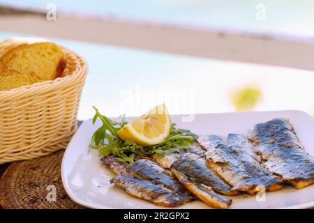 Gegrillte Sardinen werden in der Basilico Taverne in Kokkari auf der griechischen Insel Samos serviert Stockfoto