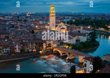 Altstadt mit dem Fluss Adige, Ponte Pietra, Verona, Adige-Tal, Veneto, Italien, Europa Stockfoto