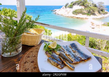 Gegrillte Sardinen werden in der Basilico Taverne in Kokkari auf der griechischen Insel Samos serviert Stockfoto