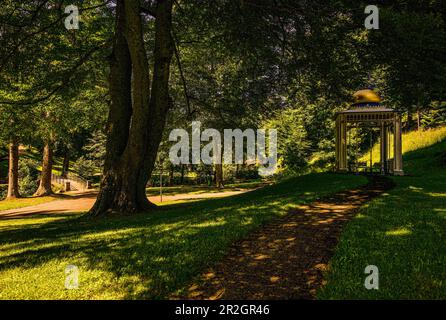 Maurischer Pavillon und Brücke über den Fluss Enz im Kurpark Bad Wildbad, Schwarzwald, Baden-Württemberg Stockfoto