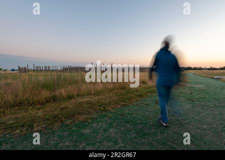 Sonnenaufgang am Pömmelte-Ring-Heiligtum, prähistorisches kreisförmiges Grabsystem, Besucher, Schönebeck, Sachsen-Anhalt, Deutschland Stockfoto