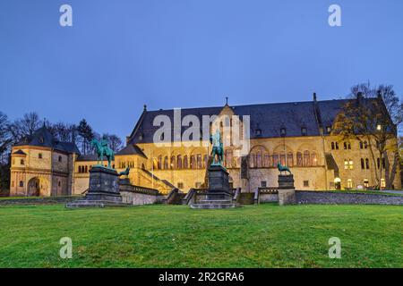 Beleuchteter Kaiserpalast Goslar, Goslar, UNESCO-Weltkulturerbe Goslar, Harz, Harz-Nationalpark, Sachsen-Anhalt, Deutschland Stockfoto