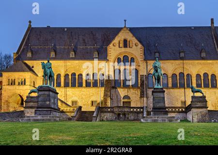 Beleuchteter Kaiserpalast Goslar, Goslar, UNESCO-Weltkulturerbe Goslar, Harz, Harz-Nationalpark, Sachsen-Anhalt, Deutschland Stockfoto