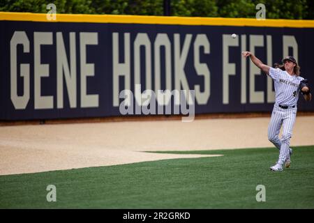 18. Mai 2023: Wake Forest Pitcher Rhett Lowder (4) wärmt sich auf, bevor sich der ACC Baseball im David F. Couch Ballpark in Winston-Salem, NC, gegen die Virginia Tech anlegt. (Scott Kinser) Stockfoto