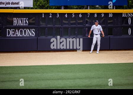 18. Mai 2023: Wake Forest Outfielder will Ray (2) entspannt sich vor dem ACC Baseball-Kampf gegen Virginia Tech im David F. Couch Ballpark in Winston-Salem, NC. (Scott Kinser) Stockfoto