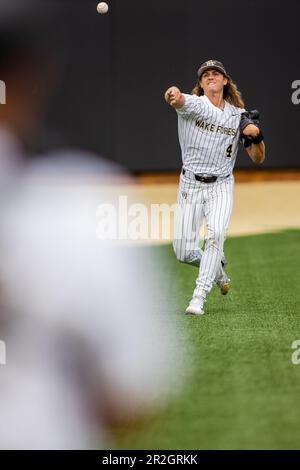 18. Mai 2023: Wake Forest Pitcher Rhett Lowder (4) wärmt sich auf, bevor sich der ACC Baseball im David F. Couch Ballpark in Winston-Salem, NC, gegen die Virginia Tech anlegt. (Scott Kinser) Stockfoto