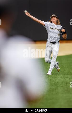 18. Mai 2023: Wake Forest Pitcher Rhett Lowder (4) wärmt sich auf, bevor sich der ACC Baseball im David F. Couch Ballpark in Winston-Salem, NC, gegen die Virginia Tech anlegt. (Scott Kinser) Stockfoto