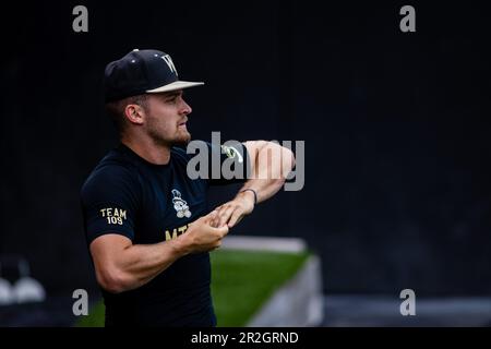 18. Mai 2023: Wake Forest Pitcher Camden Minacci (14) wärmt sich auf, bevor sich der ACC Baseball im David F. Couch Ballpark in Winston-Salem, NC, gegen die Virginia Tech anlegt. (Scott Kinser) Stockfoto