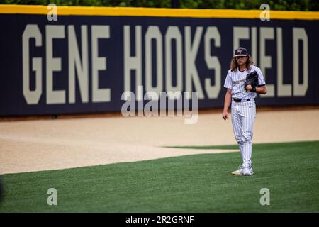 18. Mai 2023: Wake Forest Pitcher Rhett Lowder (4) wärmt sich auf, bevor sich der ACC Baseball im David F. Couch Ballpark in Winston-Salem, NC, gegen die Virginia Tech anlegt. (Scott Kinser) Stockfoto