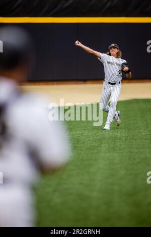 18. Mai 2023: Wake Forest Pitcher Rhett Lowder (4) wärmt sich auf, bevor sich der ACC Baseball im David F. Couch Ballpark in Winston-Salem, NC, gegen die Virginia Tech anlegt. (Scott Kinser) Stockfoto