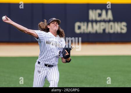 18. Mai 2023: Wake Forest Pitcher Rhett Lowder (4) wärmt sich auf, bevor sich der ACC Baseball im David F. Couch Ballpark in Winston-Salem, NC, gegen die Virginia Tech anlegt. (Scott Kinser) Stockfoto