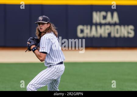 18. Mai 2023: Wake Forest Pitcher Rhett Lowder (4) wärmt sich auf, bevor sich der ACC Baseball im David F. Couch Ballpark in Winston-Salem, NC, gegen die Virginia Tech anlegt. (Scott Kinser) Stockfoto