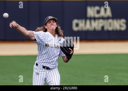 18. Mai 2023: Wake Forest Pitcher Rhett Lowder (4) wärmt sich auf, bevor sich der ACC Baseball im David F. Couch Ballpark in Winston-Salem, NC, gegen die Virginia Tech anlegt. (Scott Kinser) Stockfoto