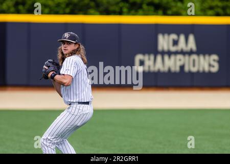 18. Mai 2023: Wake Forest Pitcher Rhett Lowder (4) wärmt sich auf, bevor sich der ACC Baseball im David F. Couch Ballpark in Winston-Salem, NC, gegen die Virginia Tech anlegt. (Scott Kinser) Stockfoto