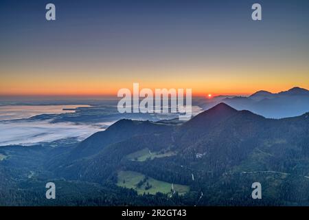 Sonnenaufgang über dem Chiemgau mit dem Chiemsee, vom Gederstab, Kampenwand, Chiemgau Alpen, Chiemgau, Oberbayern, Bayern, Deutschland Stockfoto