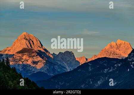 Alpenglow on the Mangart Group, Passo Sella Nevea, Julian Alps, Triglav National Park, Slowenien Stockfoto