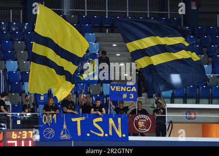 Mailand, Italien. 19. Mai 2023. Fans aus Turin (reale Mutua Torino) während des Playoff-Spiels 3 - Urania Basket vs reale Mutua Basket Torino, italienische Basketball-Serie A2 Männer Championship in Mailand, Italien, Mai 19 2023 Kredit: Independent Photo Agency/Alamy Live News Stockfoto